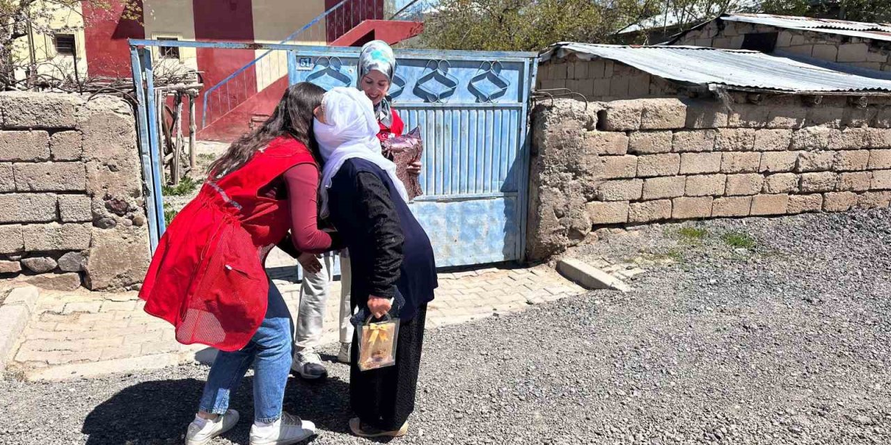 Kızılay Muradiye Şubesi gönüllülerinden Anneler Günü ziyareti