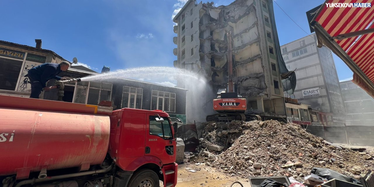 Yüksekova’da eski yapıların yıkımı devam ediyor