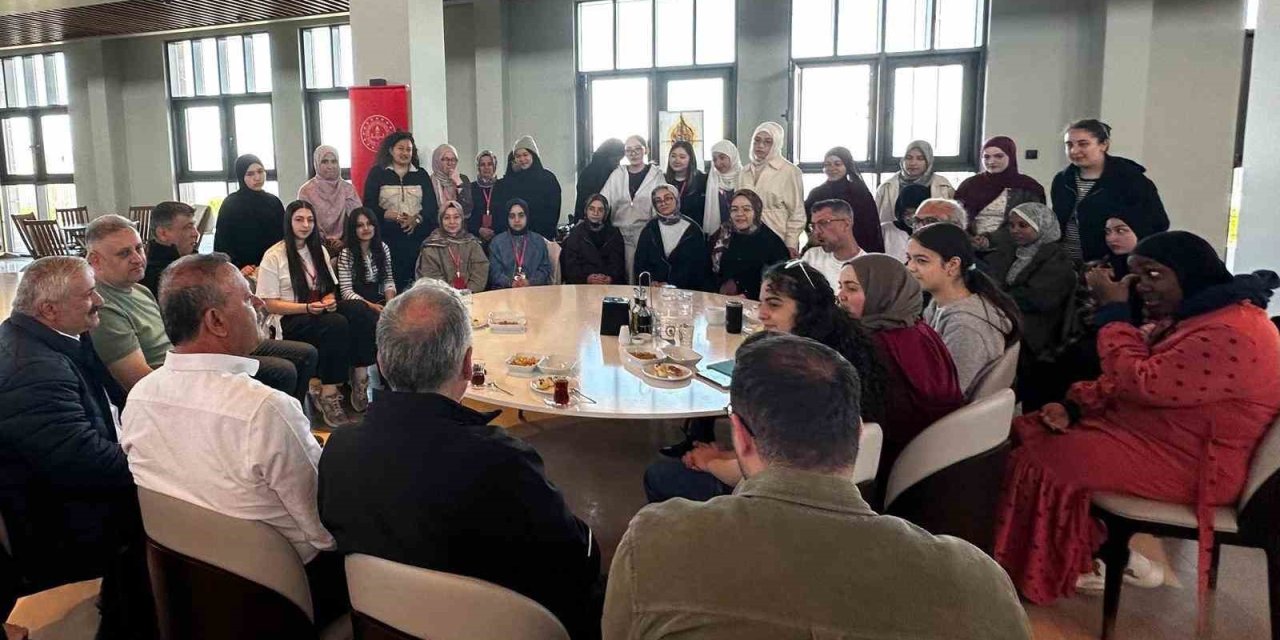 15 farklı ülkeden gelen öğrenciler, Ahlat Cumhurbaşkanlığı Külliyesi’nde