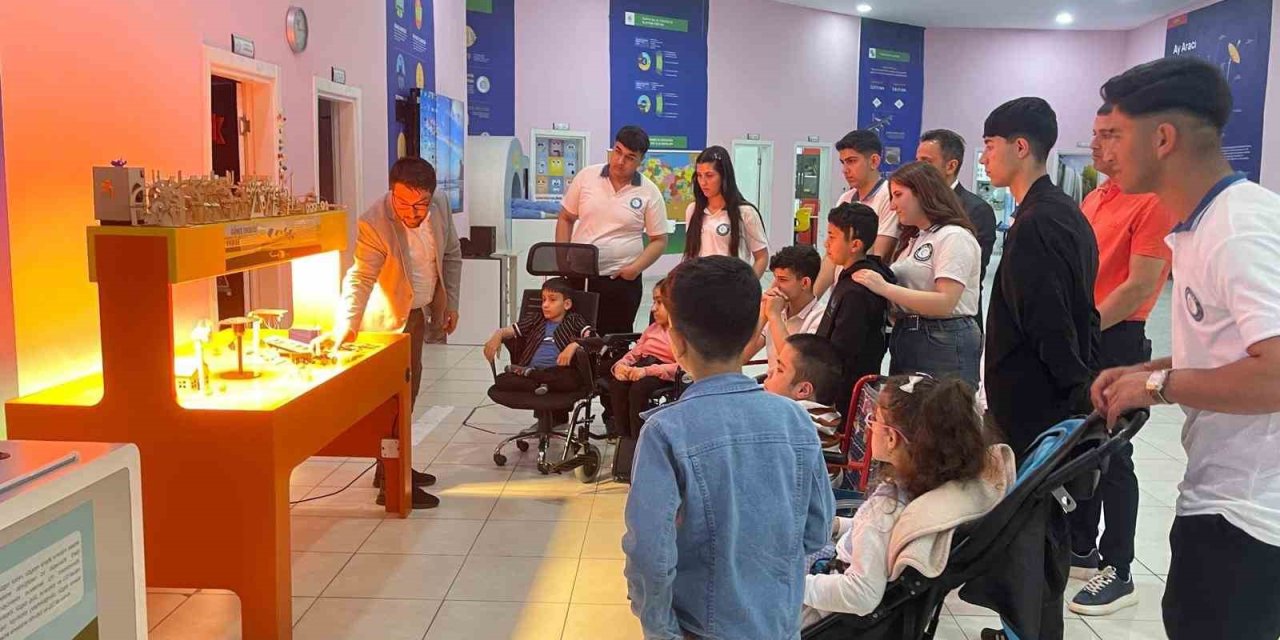 Şırnak'ın Cizre ilçesinde engelli öğrencilerin evdeki eğitimi, bilim ve sevgiyle sokağa taşındı