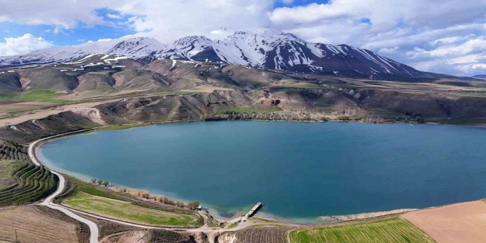 Süphan Dağı ve Aygır Gölü’nün manzarası hayranlık uyandırıyor