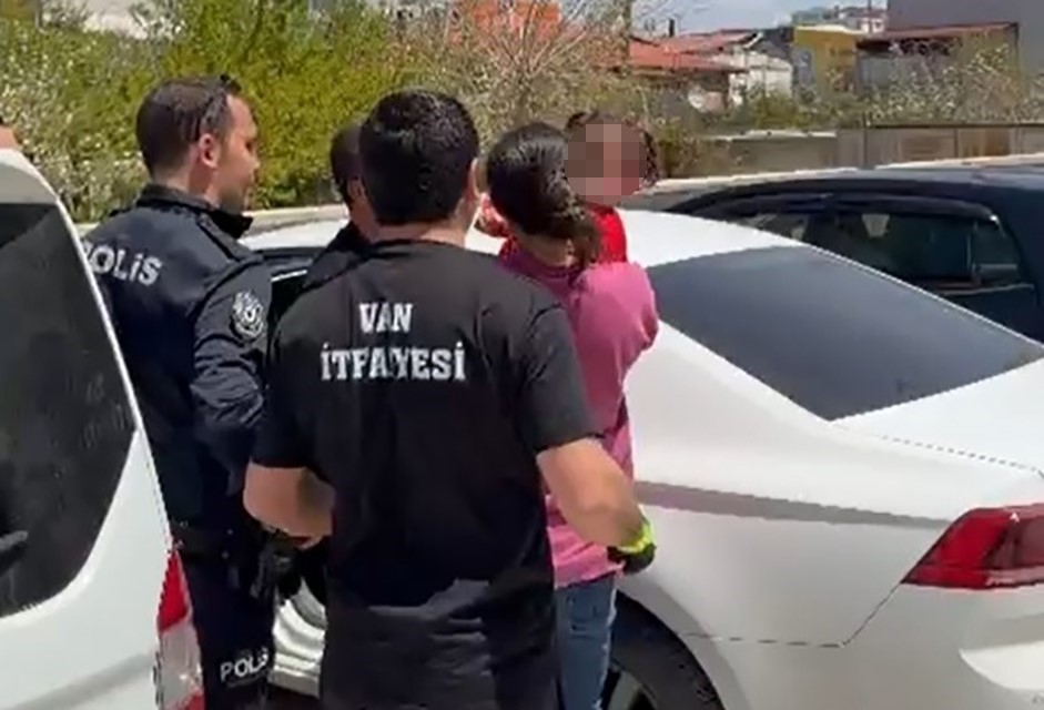 Van'da otomobilde mahsur kalan çocuk aracın camı kırılarak kurtarıldı