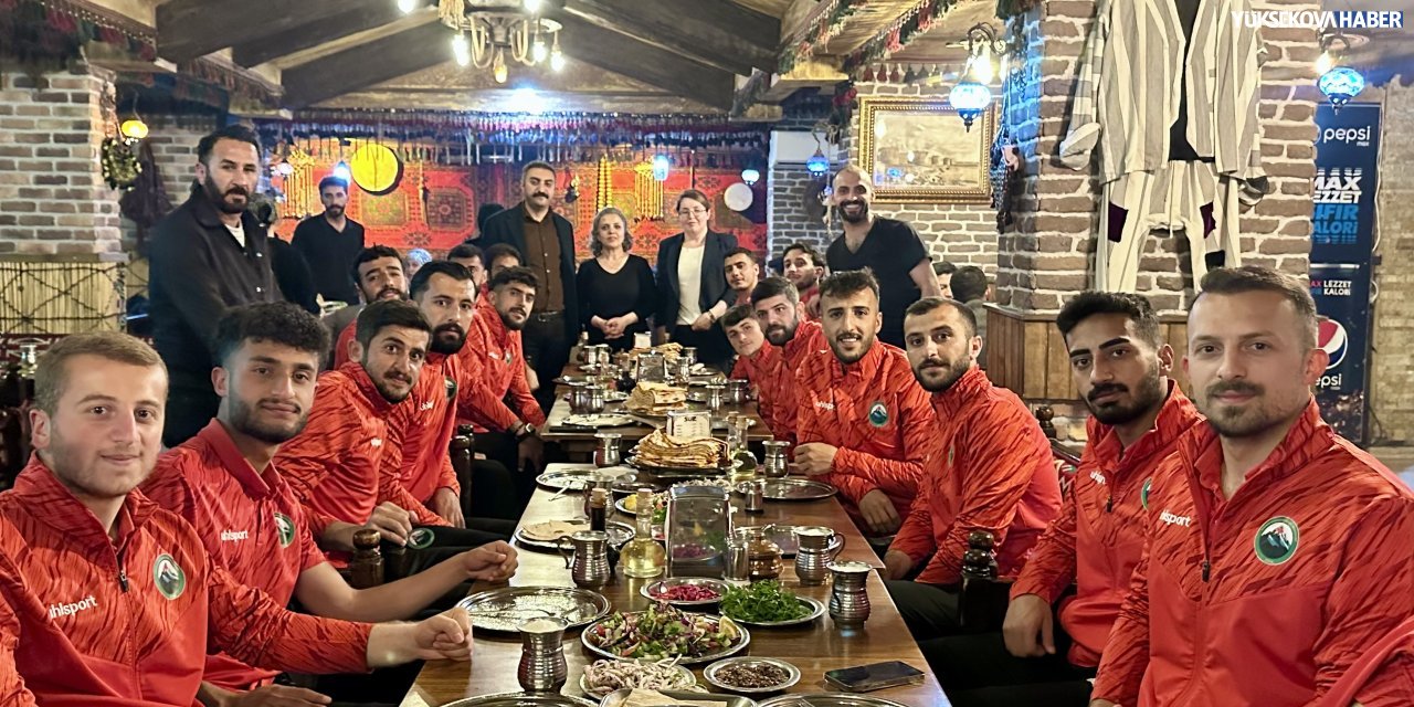 Yüksekova Belediyespor’a play-off öncesi moral yemeği