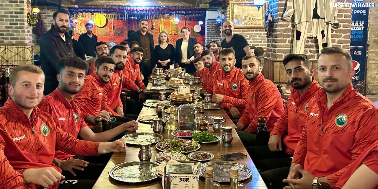 Yüksekova Belediyespor’a play-off öncesi moral yemeği