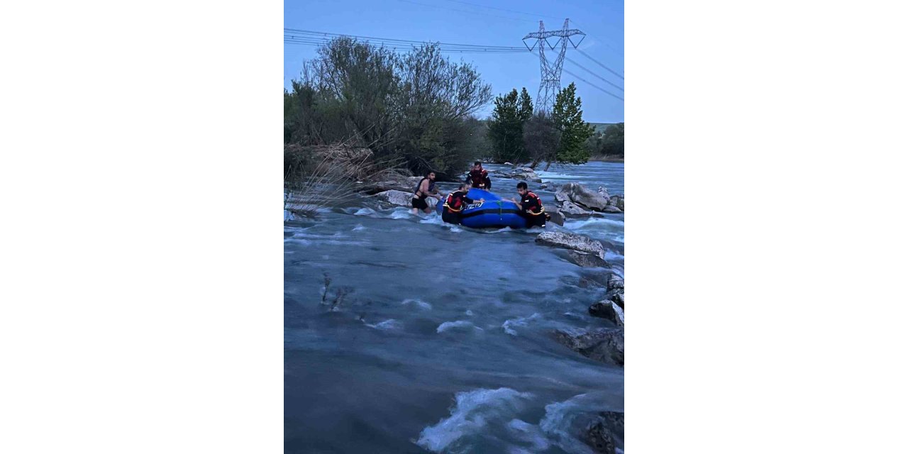 Diyarbakır'da Dicle Nehri'nde mahsur kalan genç kurtarıldı