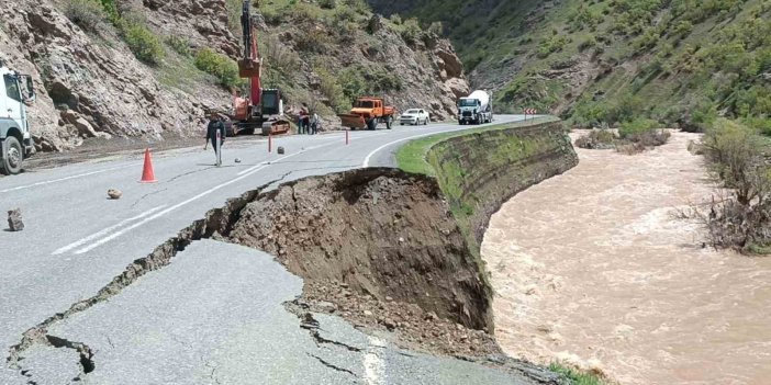 Beytüşşebap’ta sel sonrası dere yatakları ve yollarda temizlik çalışması başladı