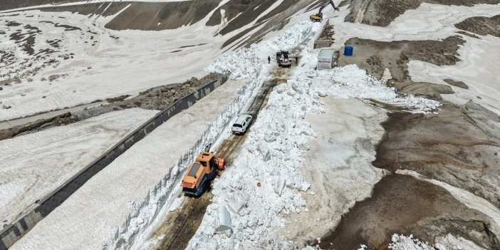 Kar kalınlığının 7 metreyi bulduğu Nemrut yolunda çalışma başlatıldı