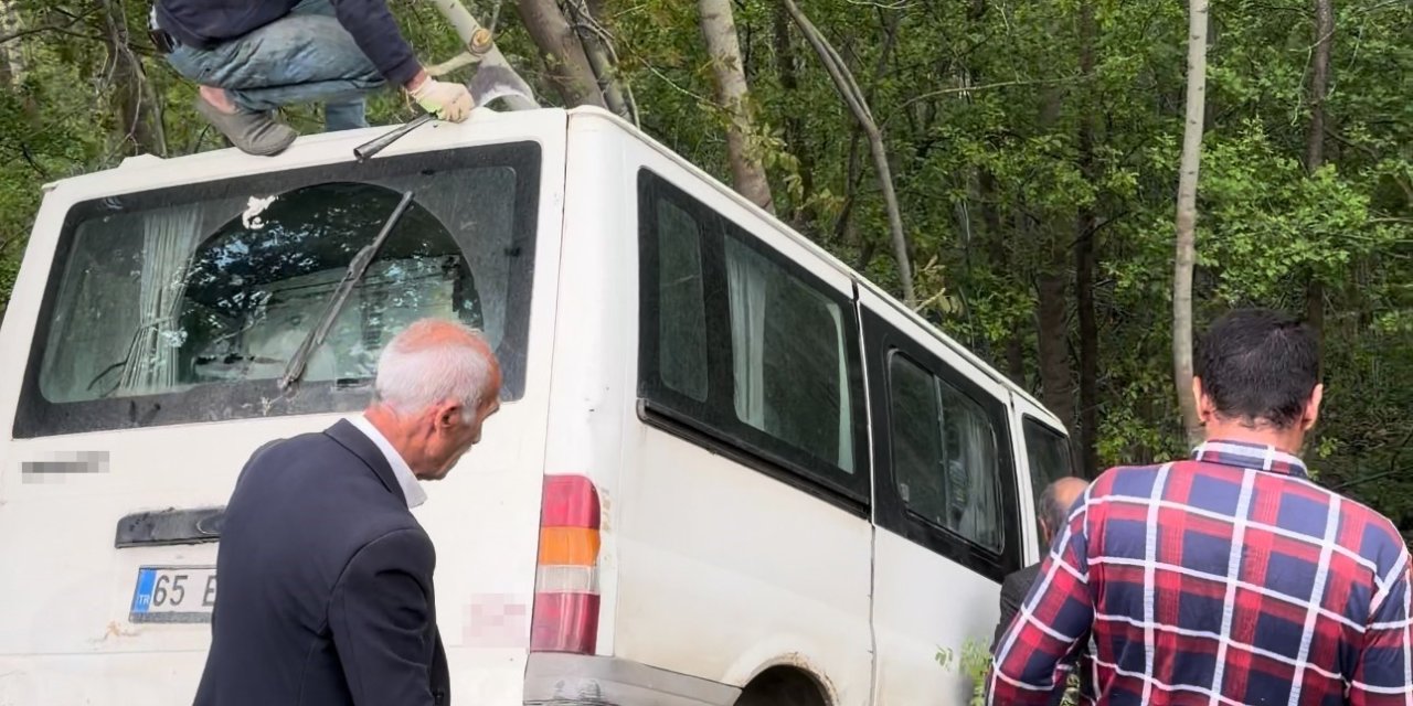 Şemdinli’de minibüs yoldan çıktı: 3 yaralı