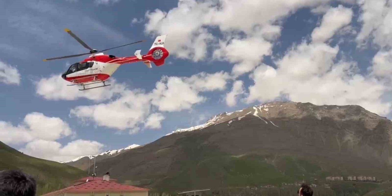 Helikopter ambulans, 78 yaşındaki hastayı Van’a sevk etti