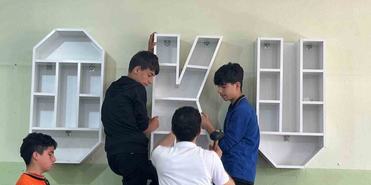 Meslek lisesi öğrencileri kardeş okullara kitaplıklar tasarladı