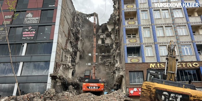 Yüksekova’da Zafer Oteli’nin yıkımı sürüyor