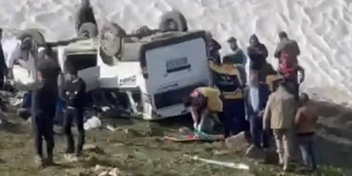 Yüksekova’da minibüs uçuruma yuvarlandı: Çok sayıda yaralı var