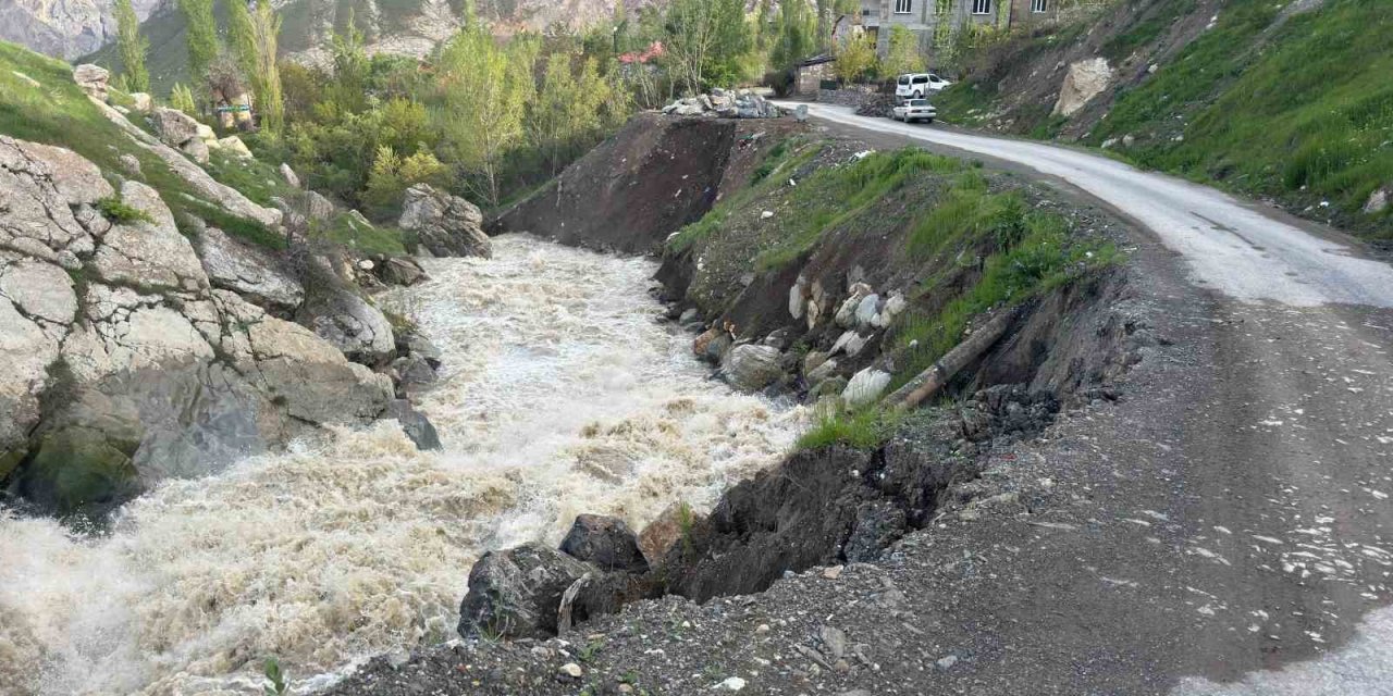 Hakkari’de iki mahalleyi bağlayan yol çöktü