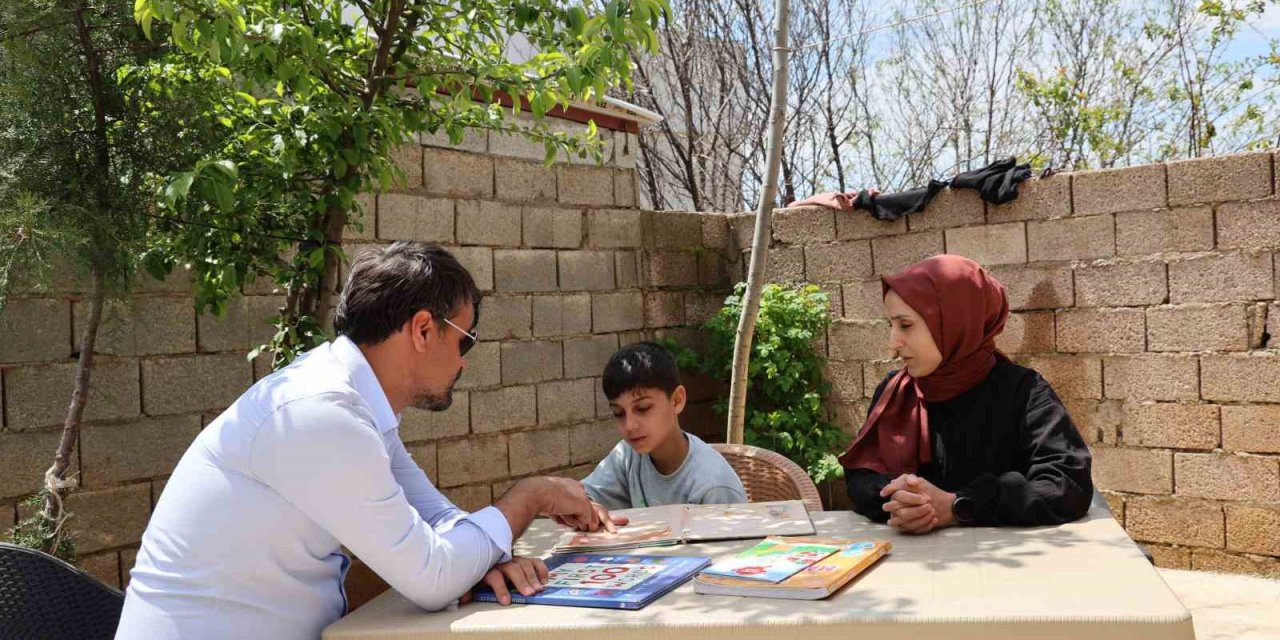Özel ihtiyaçlı Zeynel, evinde aldığı eğitim desteğiyle yalnız bırakılmıyor