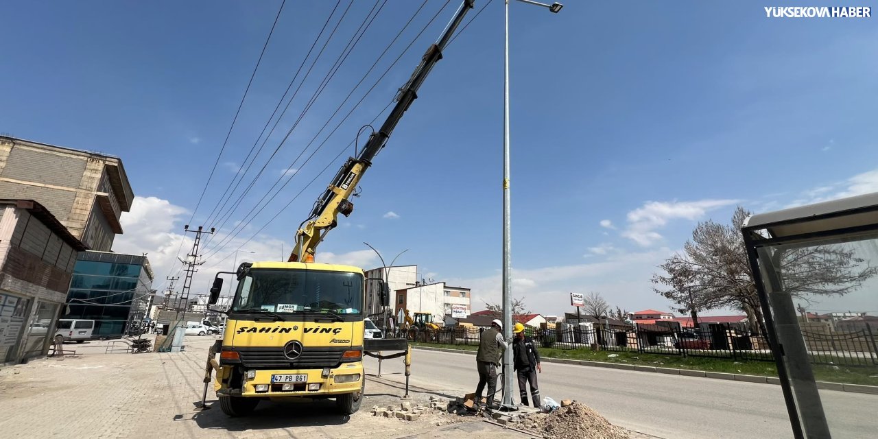 Yüksekova’da eski direkler kaldırılıyor, modern aydınlatmalar kuruluyor