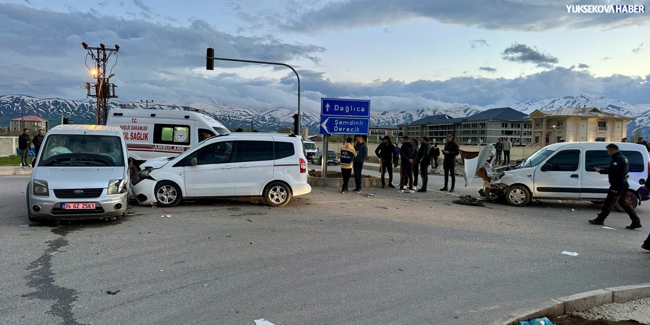 Yüksekova’da zincirleme trafik kazası: 9 kişi yaralandı