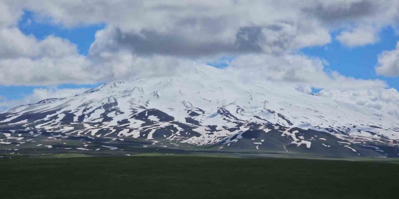 Göl ve Süphan Dağı aynı karede