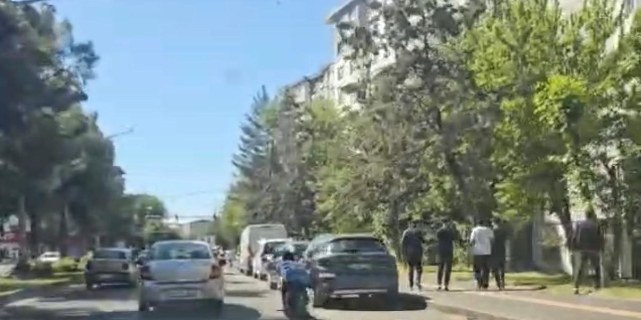 Uzanarak motosiklet kullandı, can güvenliğini tehlikeye attı