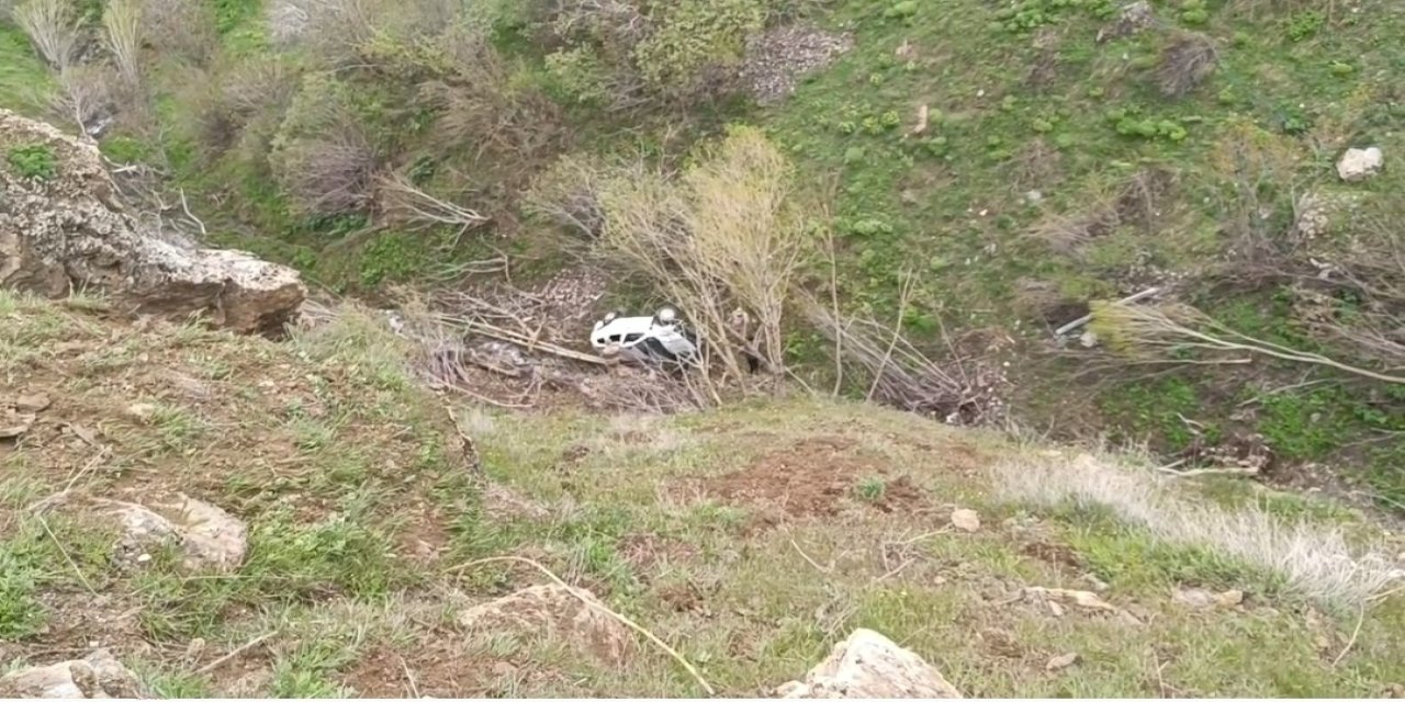 Van''da uçuruma yuvarlanan araçtan atlayarak kurtuldular