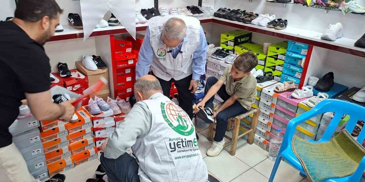Yetim çocuklara bayramlık hediyesi