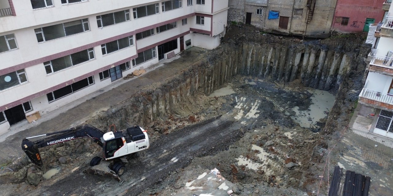 Temel kazısında meydana gelen zemin kayması nedeniyle 6 bina tedbir amaçlı boşaltıldı