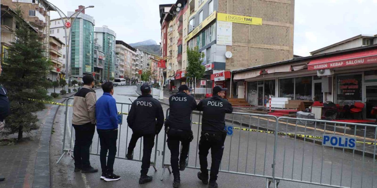 Hakkari’de temel kazısı paniği: Kayma sonucu iş yerleri mühürlendi