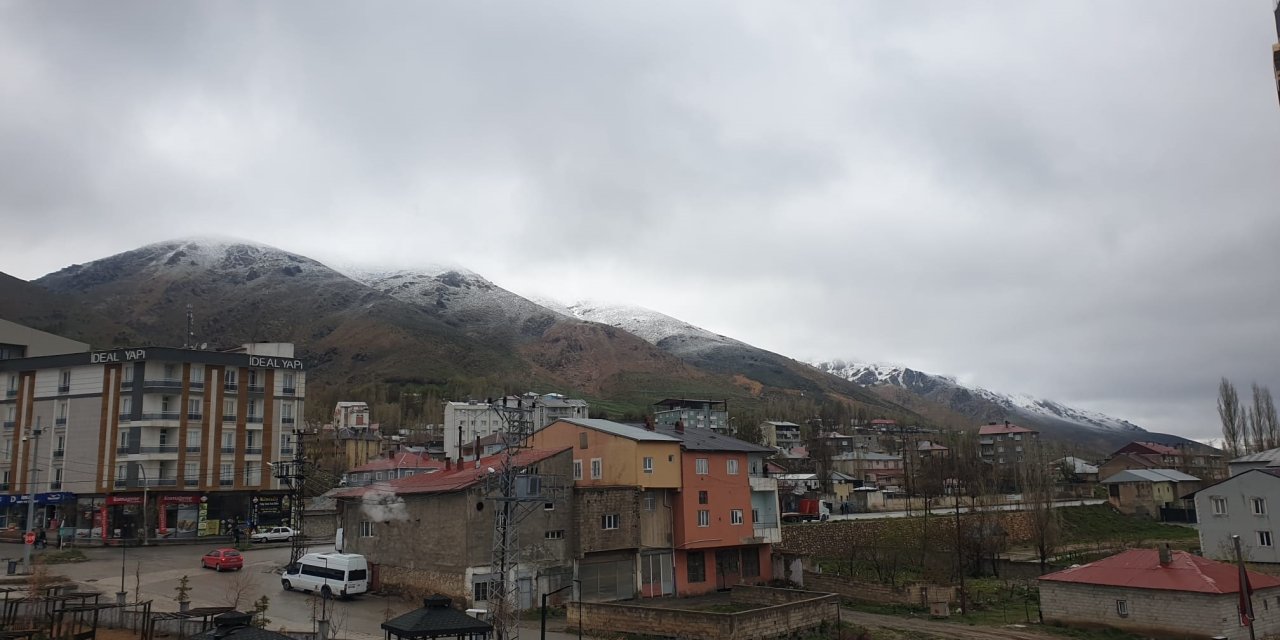 Başkale'de mayıs ayında kar yağışı