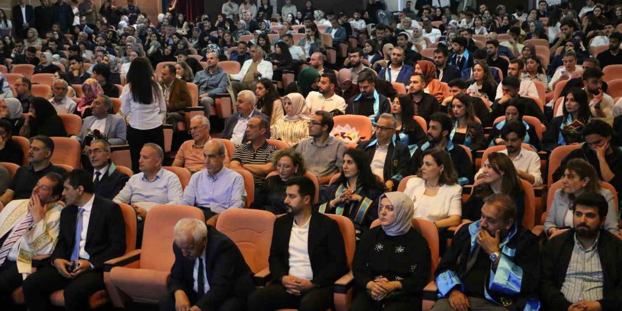 DİSİDER Başkanı Akbaş, mezun öğrencilere deneyimlerini aktardı.