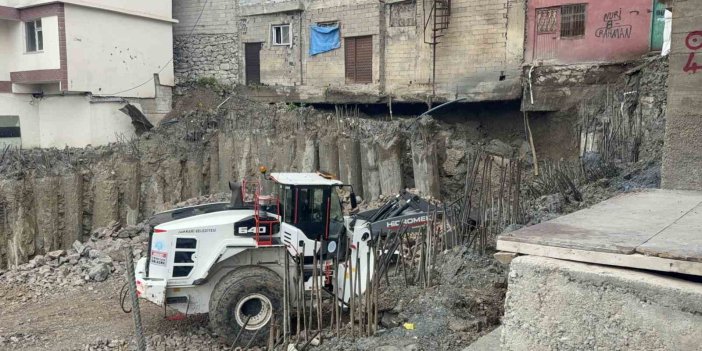 Hakkari TSM binasının fore kazıkları devrildi, iki bina askıda kaldı