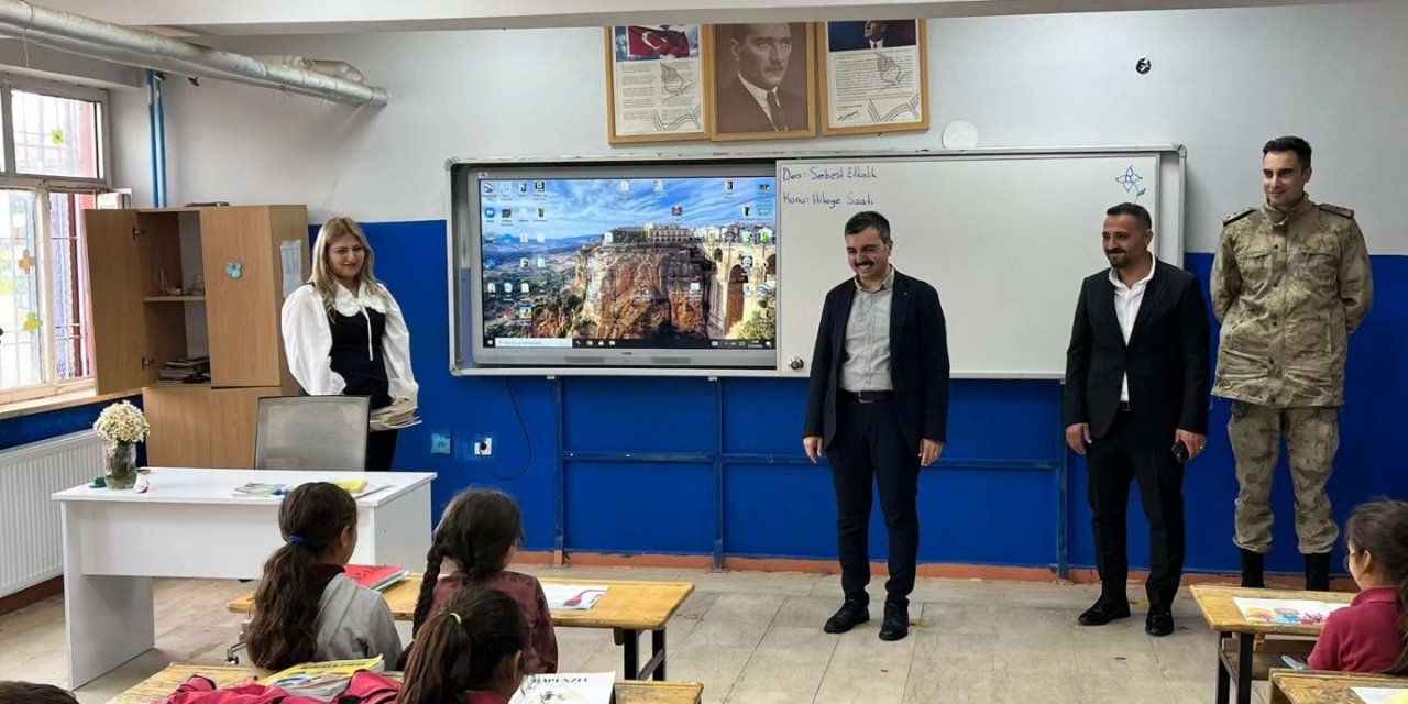 Dicle Kaymakamı Atış, öğrenci ve öğretmenlerle buluştu