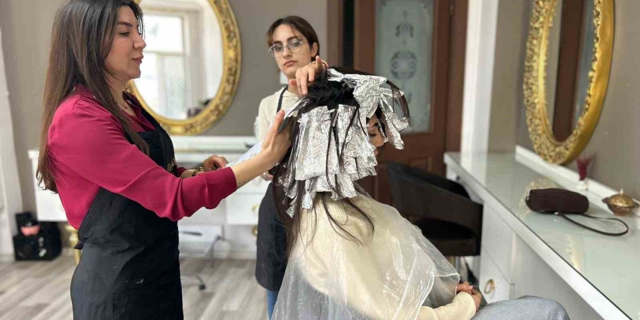 Bayram yoğunluğu yaşayan kuaför ve berberler randevulu sisteme geçti