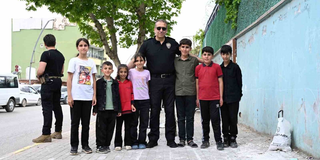 Emniyet Müdürü Volkan Sazak, Şırnak sokaklarında çocuklarla sek sek oynadı