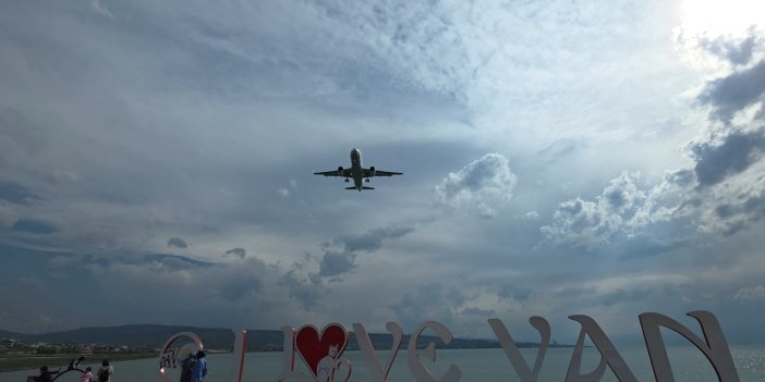 Erzurum’a yönlendirilen uçak, rötarlı olarak Van’a indi