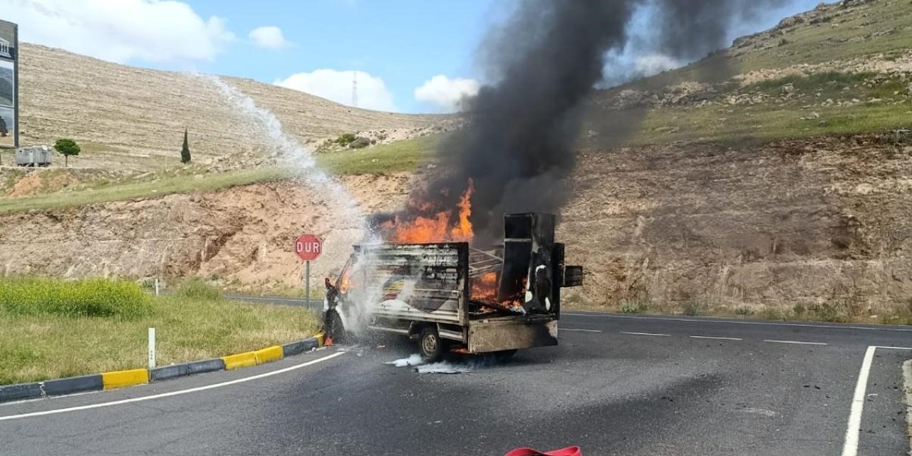 Diyarbakır’da seyir halindeki kamyonet yandı