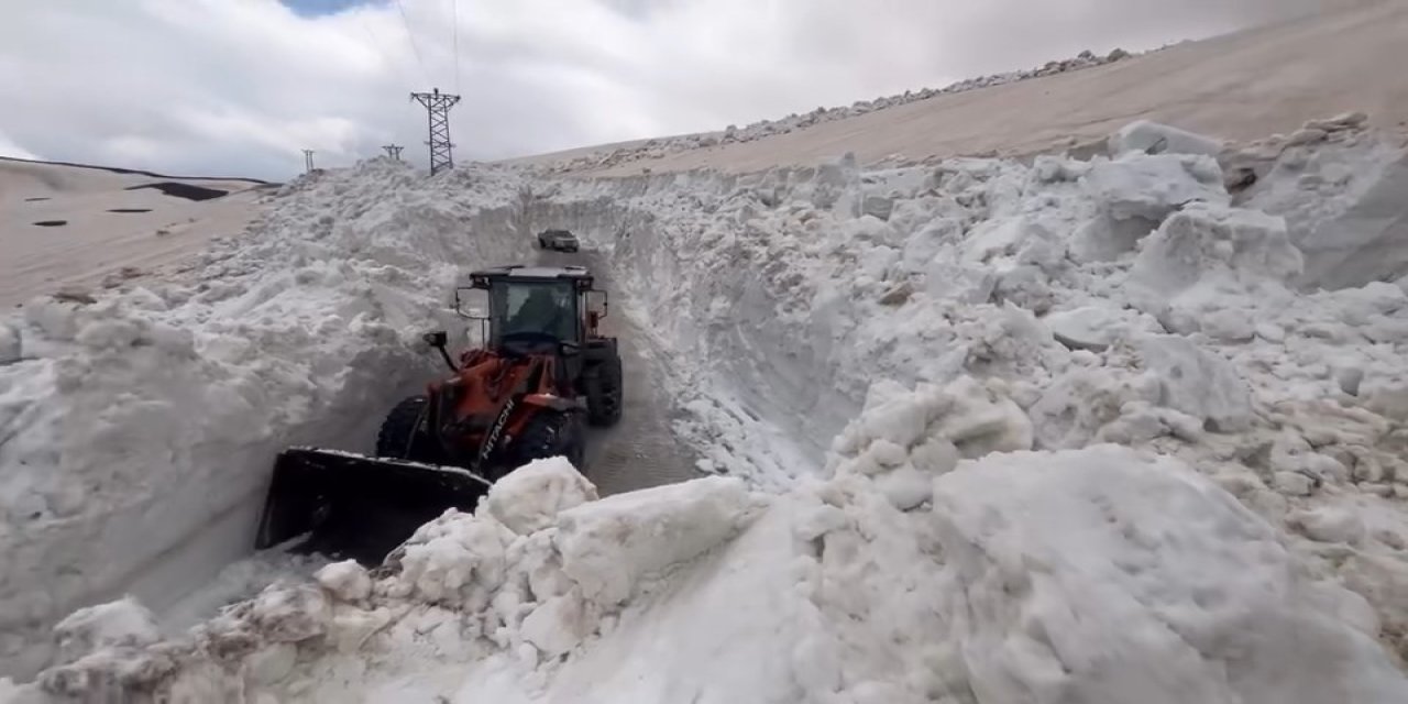 Şırnak’ta 7 metreyi aşan karla zorlu mücadele