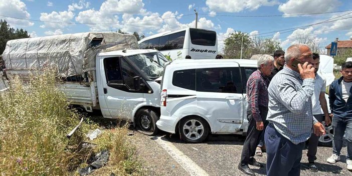 Diyarbakır'da kurbanlıkları taşıyan kamyonetle hafif ticari araç çarpıştı: 1’i ağır 4 yaralı