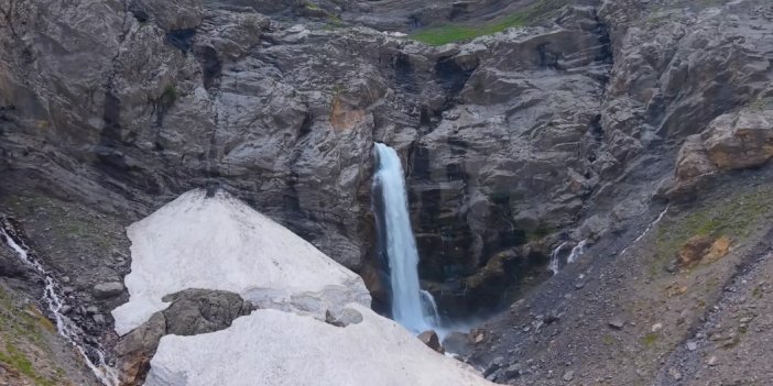 Dağın içinden çıkan şelale hayran bırakıyor