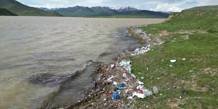 Erciş'teki Koçköprü Barajı’nda atıklar tehlike saçıyor