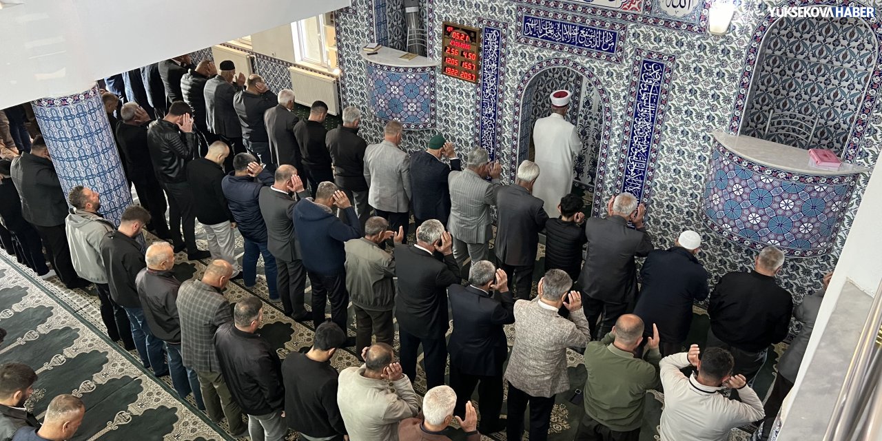 Yüksekova’da vatandaşlar bayram namazı için camilere akın etti