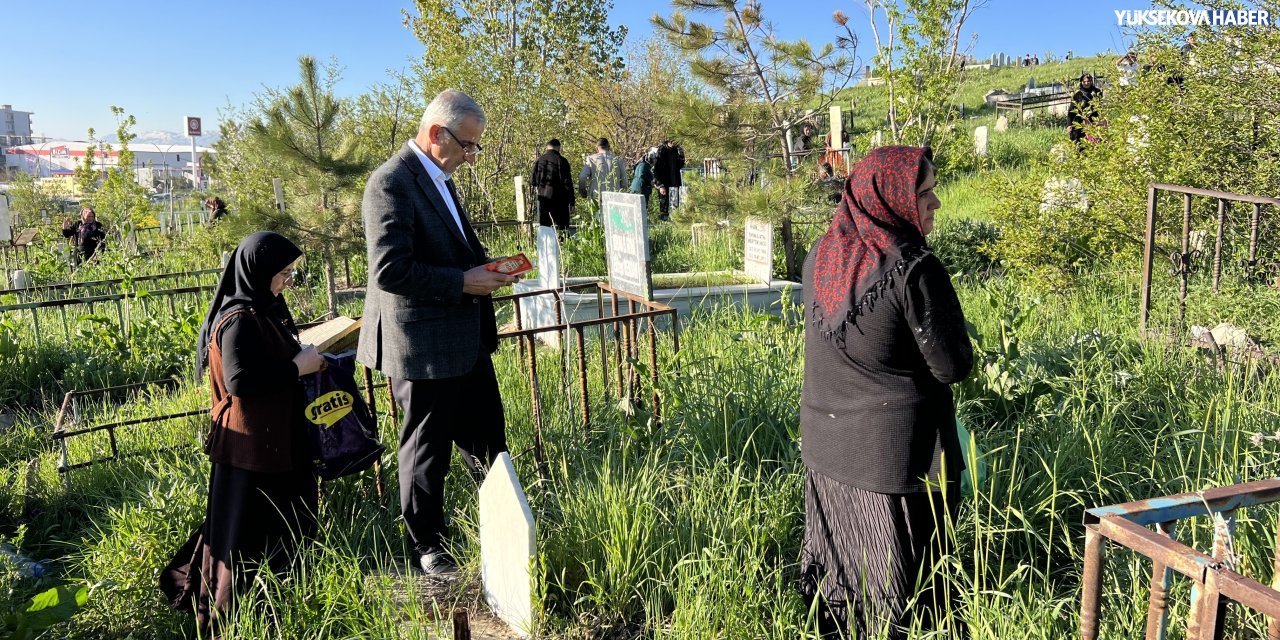 Yüksekova’da vatandaşlar bayramın ilk gününde mezarlıklara akın etti