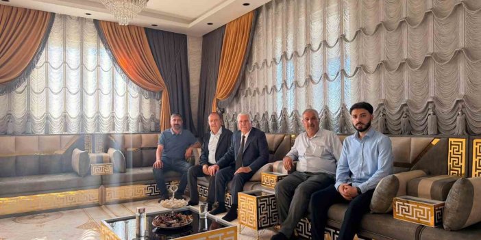 Karamehmetoğlu vatandaşlarla bayramlaştı