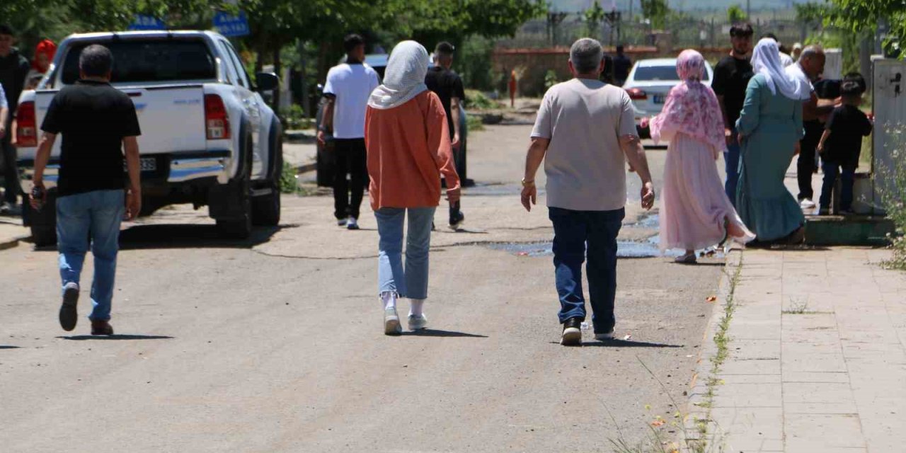 Diyarbakır’da Kurban Bayramı’nın ilk gününde mezarlıklar doldu