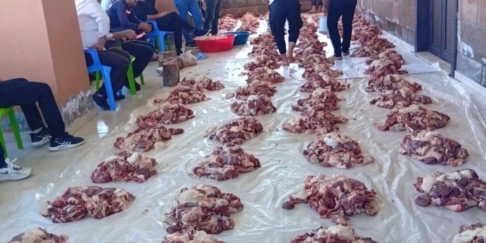 Mazıdağı'nda imece usulü kesilen 1 ton kurban eti, 100 aileye dağıtıldı