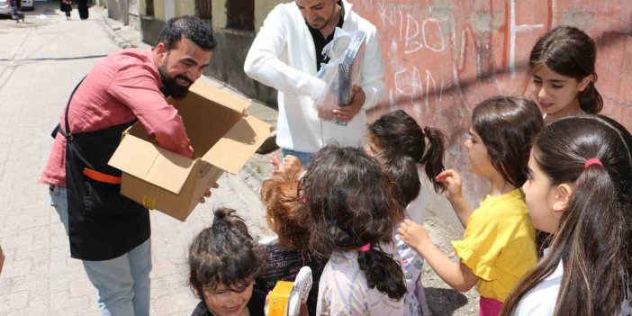 Küçükken hep ’bekledi’ şimdi çocuklara ücretsiz dağıtıyor
