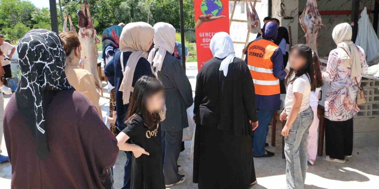 Kestikleri 30 küçükbaş kurbanı ihtiyaç sahiplerine dağıttılar