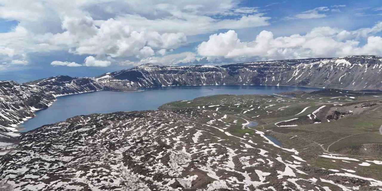 Nemrut Krateri’nde iki mevsim bir arada