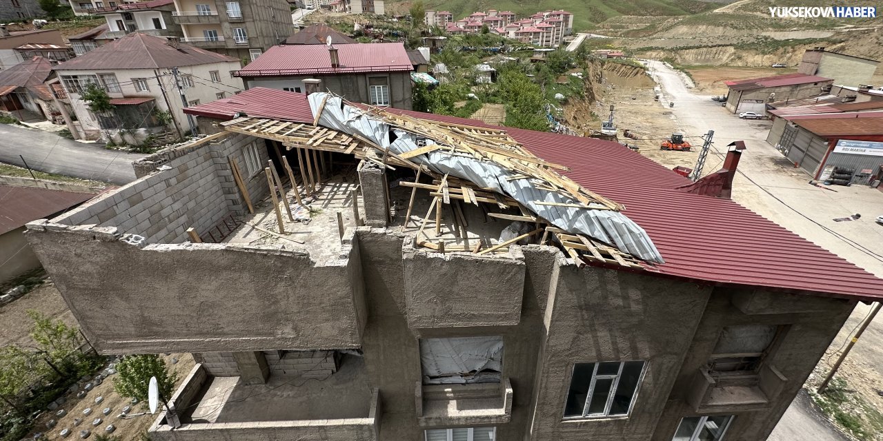 Yüksekova’da şiddetli rüzgar bir evin çatısını uçurdu