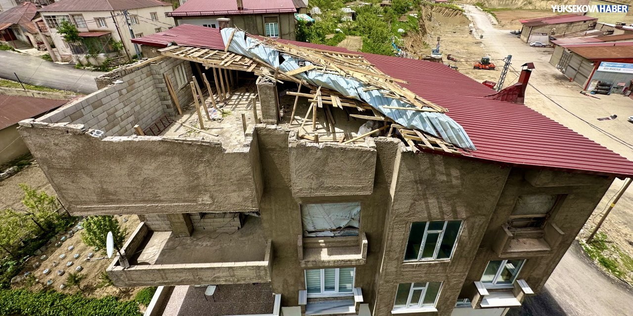 Yüksekova’da şiddetli rüzgar bir binanın çatısını uçurdu