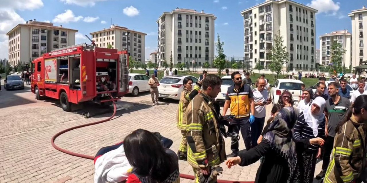 İtfaiye erlerinin yangına müdahalesi ve bebekleri kurtarması kask kamerasına yansıdı