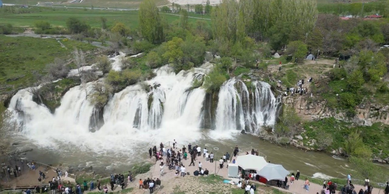 Muradiye Şelalesi bayramda doldu taştı